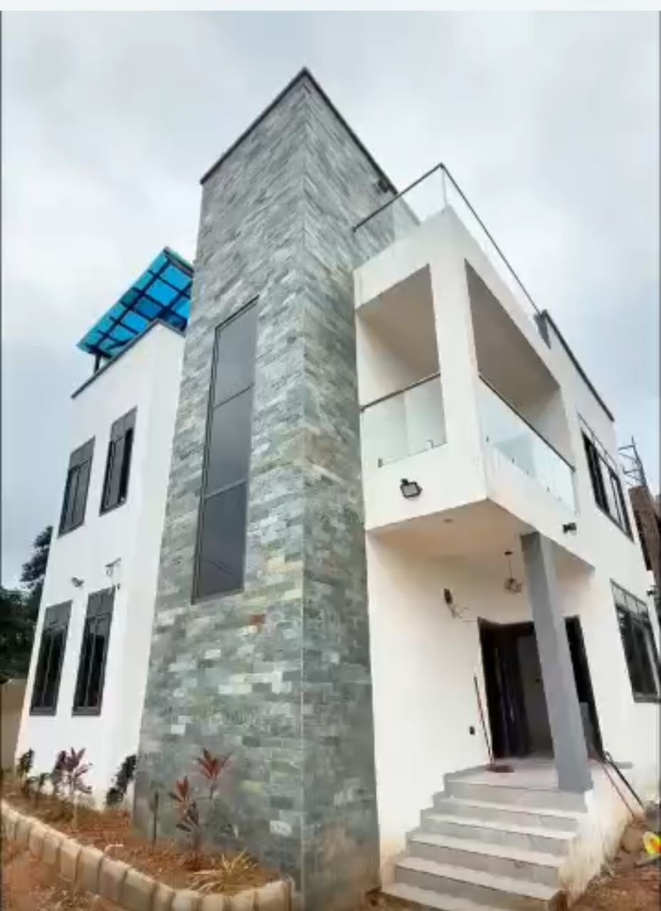 3 BEDROOM HOUSE EN SUITE AT ABURI