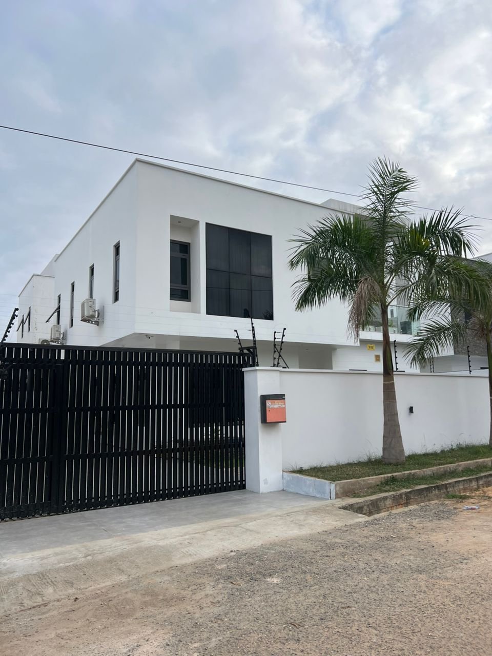 FULLY FURNISHED EXECUTIVE 3-BEDROOM HOUSE WITH BOYS’ QUARTERS FOR SALE