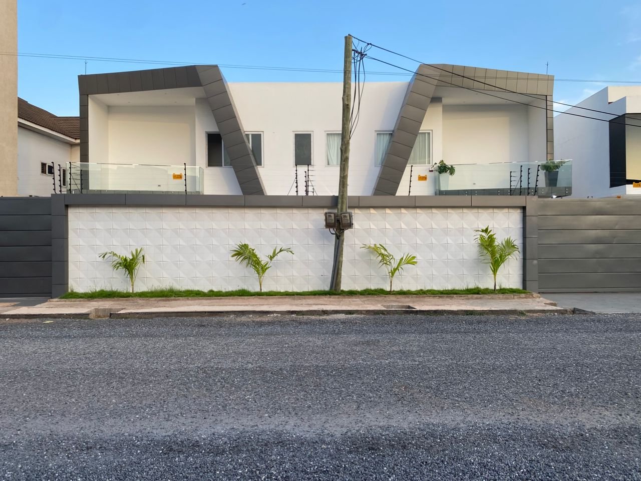 5 BEDROOM HOUSE AT EAST AIRPORT (TSE ADDO)