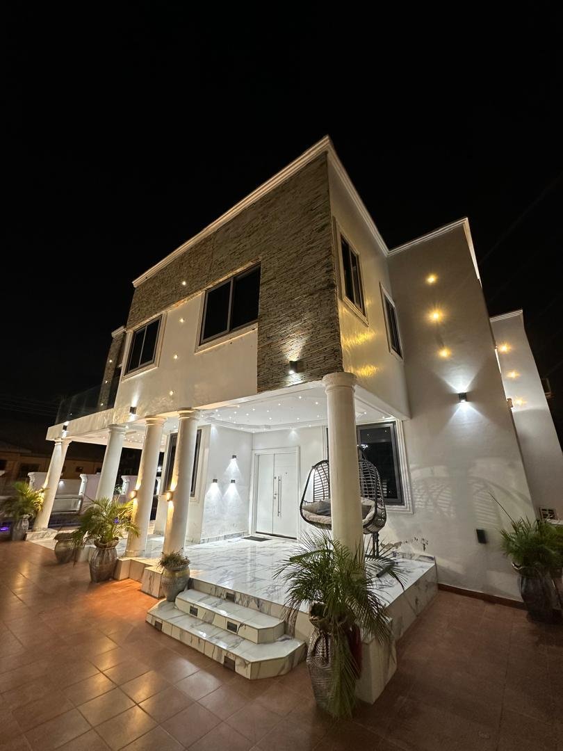 5 BEDROOM HOUSE WITH BOYS QUARTERS & SWIMMING POOL